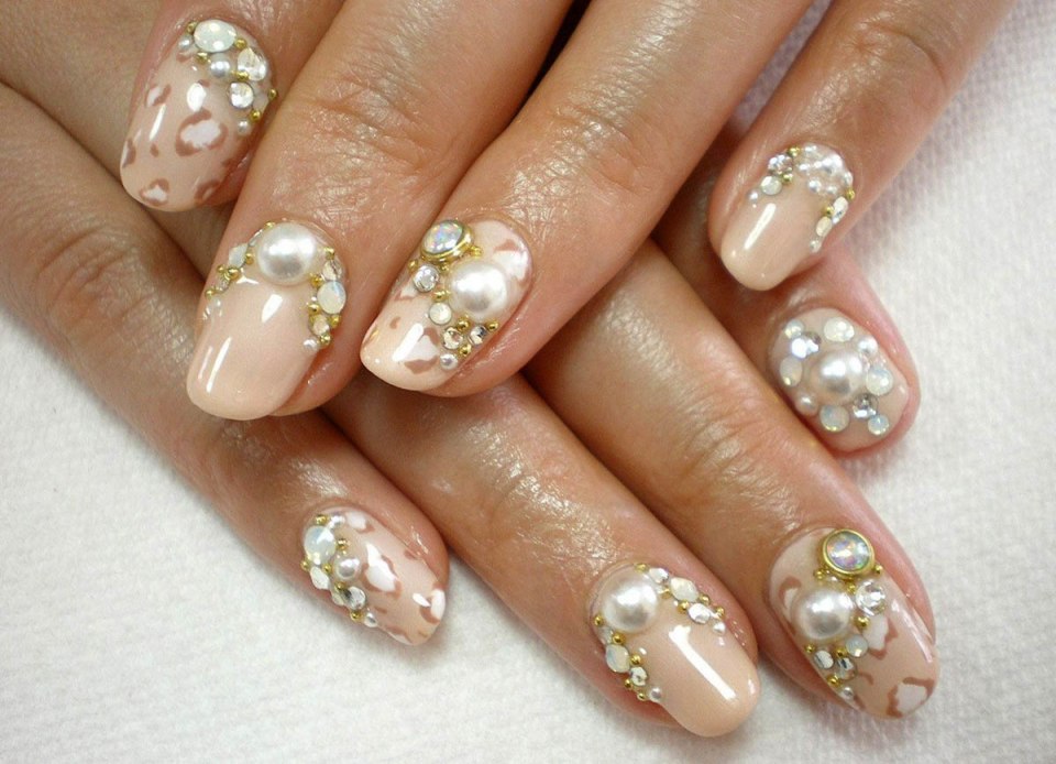 Бежевые ногти со стразами