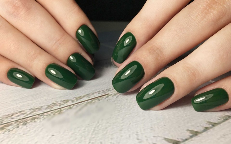 Маникюр на короткие ногти изумрудного цвета