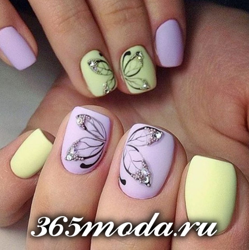 Бабочка на ногтях