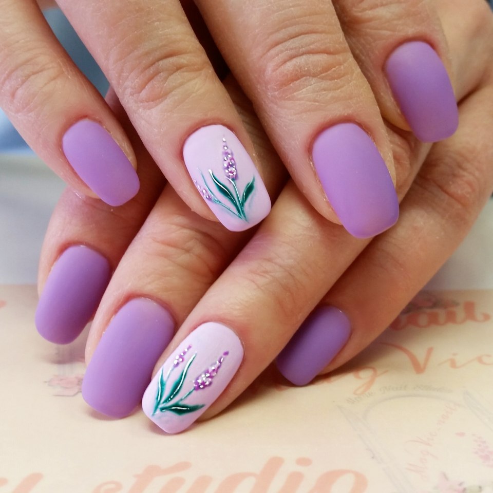 Сиреневый маникюр с веточкой