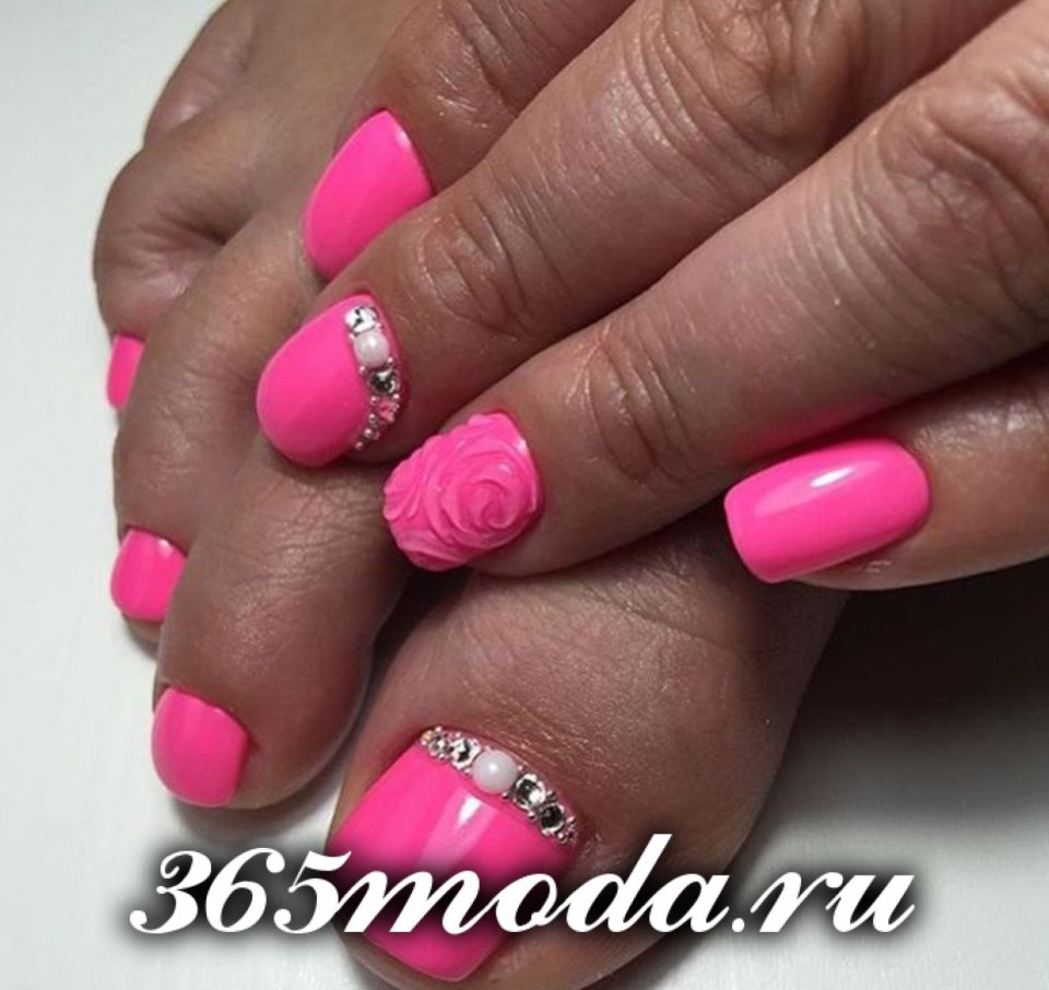 Педикюр яркий однотонный