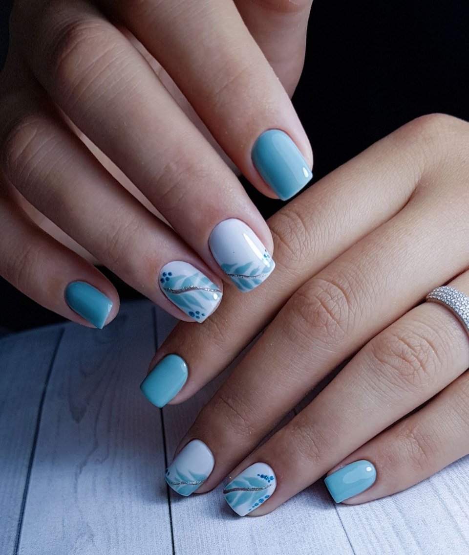Маникюр в голубых тонах