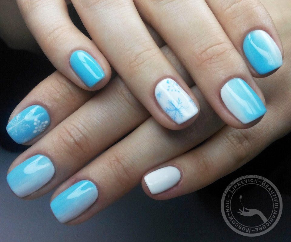 Голубой маникюр