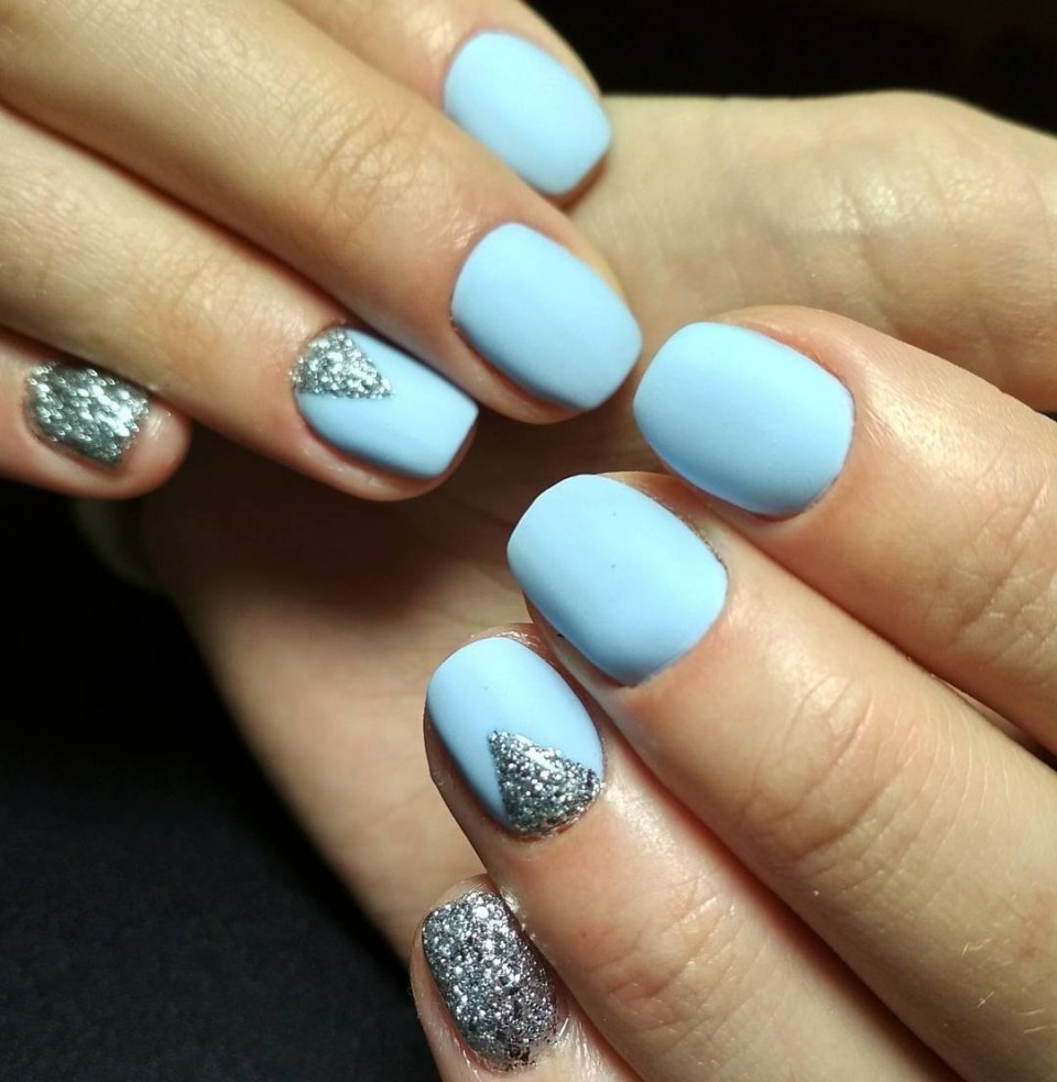 Голубой маникюр