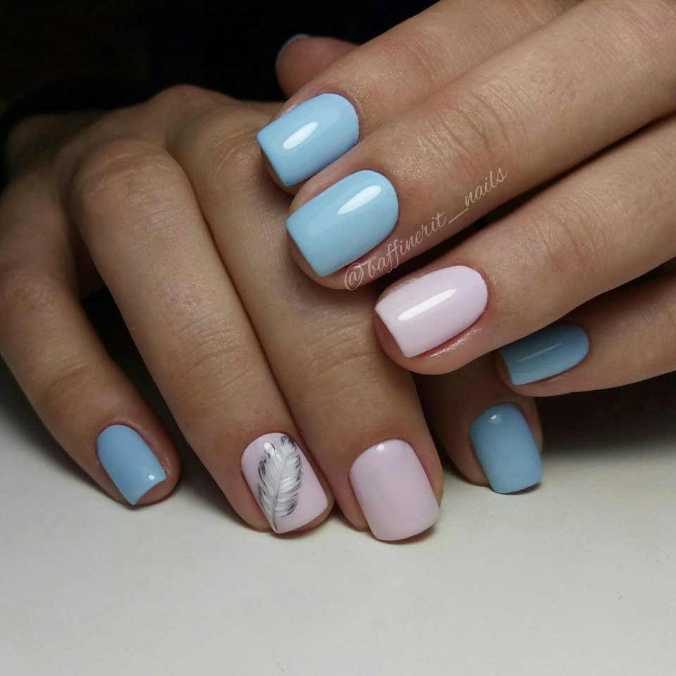Нежно голубой маникюр