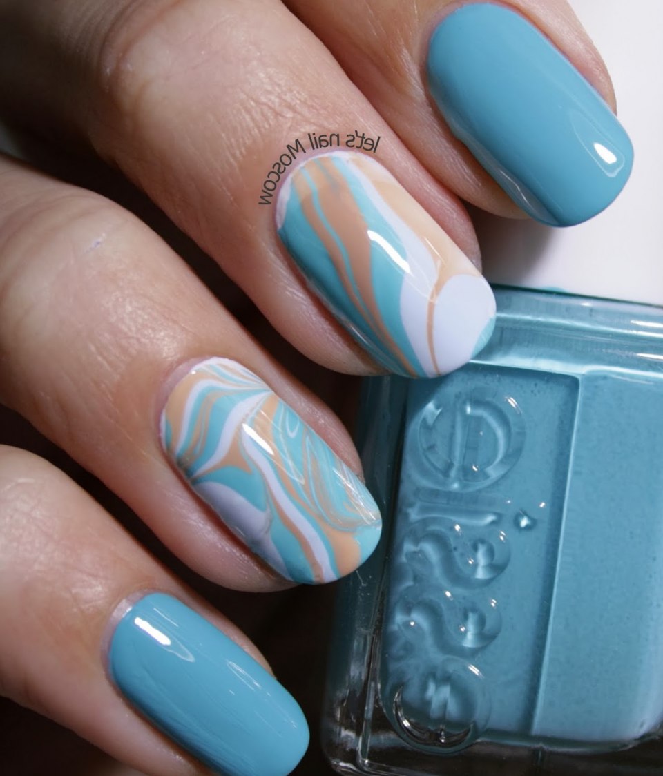 Маникюр в голубых тонах