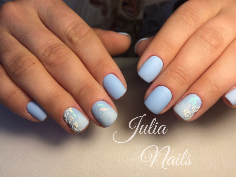 Бледной белый маникюр