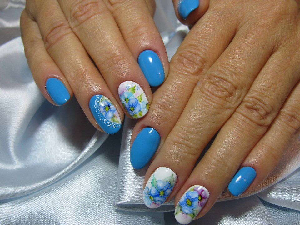 Маникюр в голубых тонах на короткие ногти