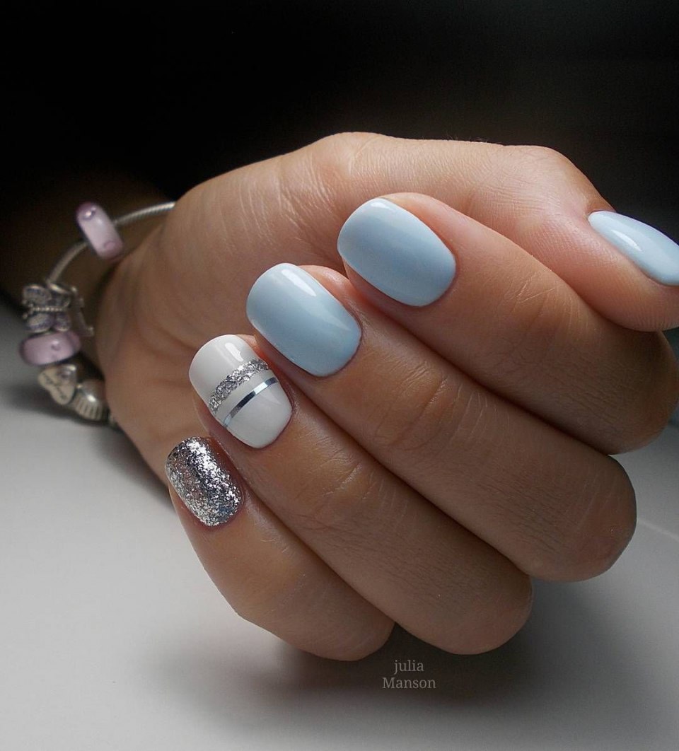Голубой маникюр