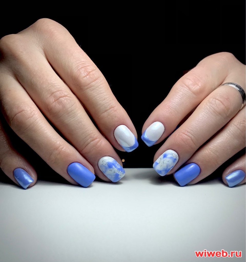 Маникюр в голубых тонах на короткие ногти 2021