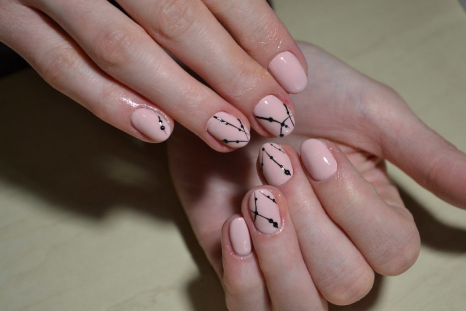 Несложный маникюр на короткие ногти