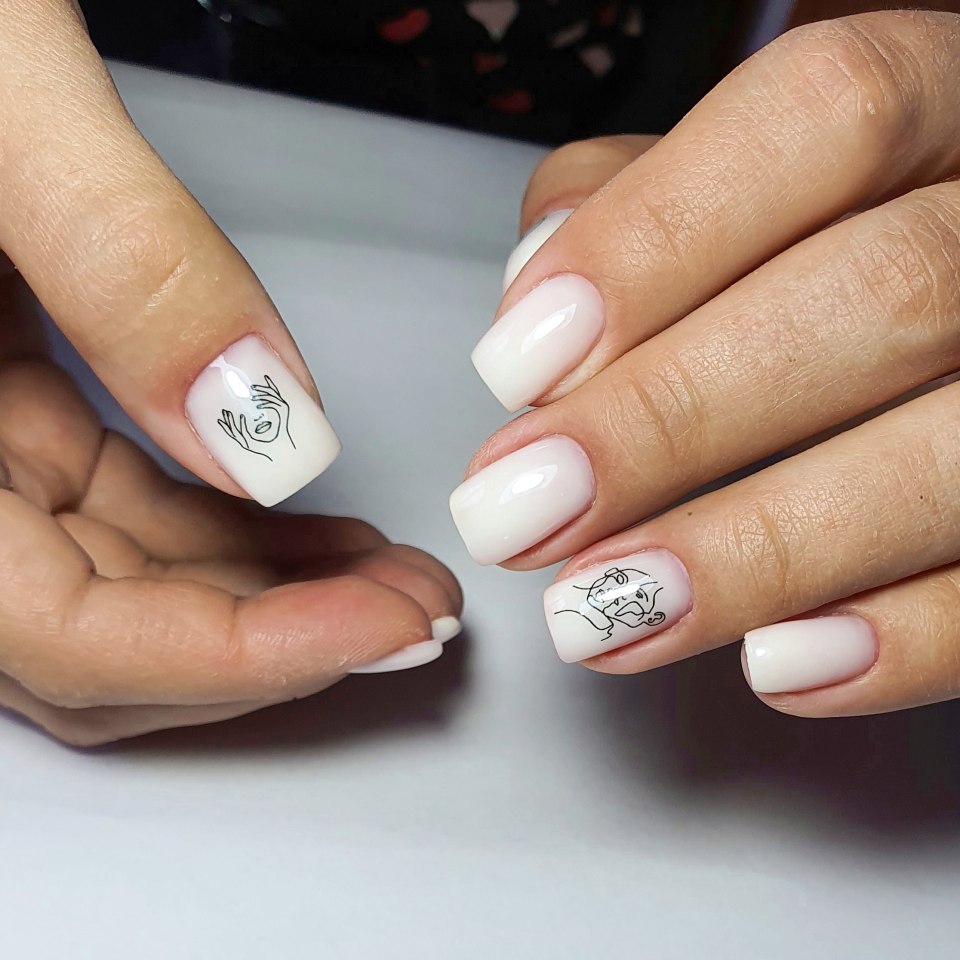 Белый маникюр со слайдерами