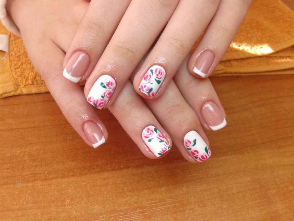 Летний маникюр на короткие ногти с наклейками