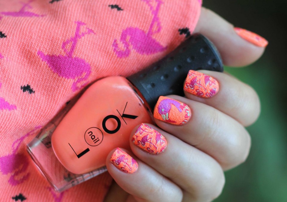 Коралловый маникюр с наклейками