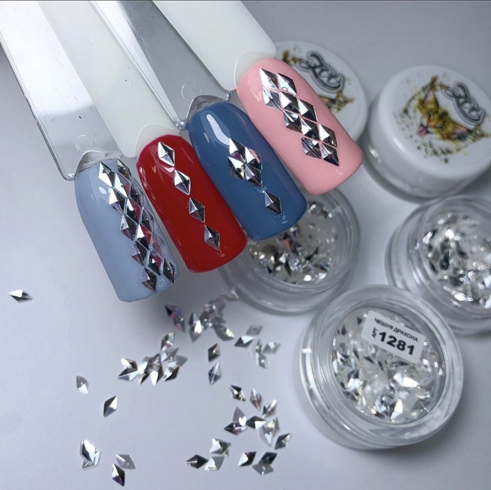 Новогодний маникюр с наклейками