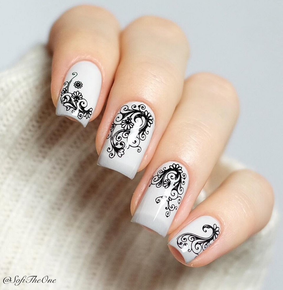 Маникюр с черно белыми наклейками