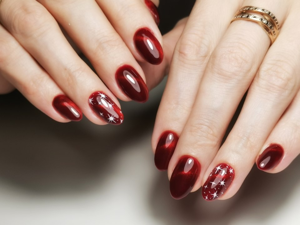 Серо бордовый маникюр