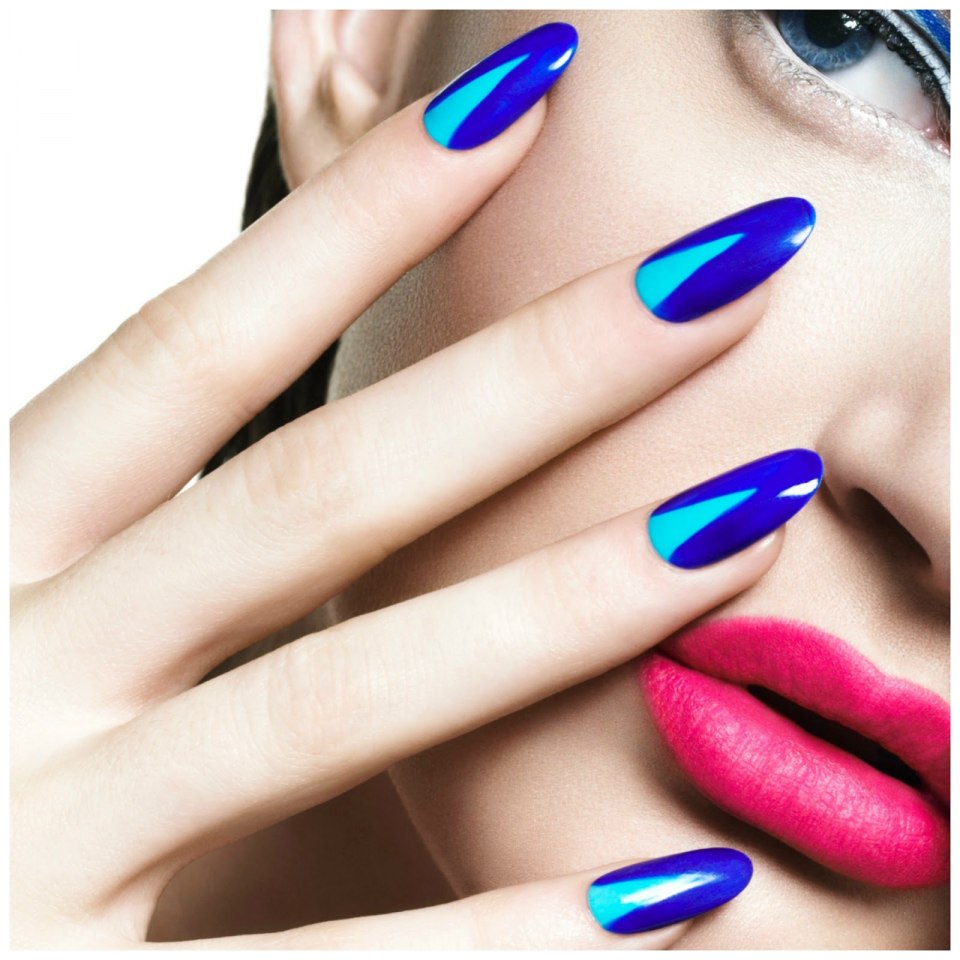 Маникюр девушка со стразами