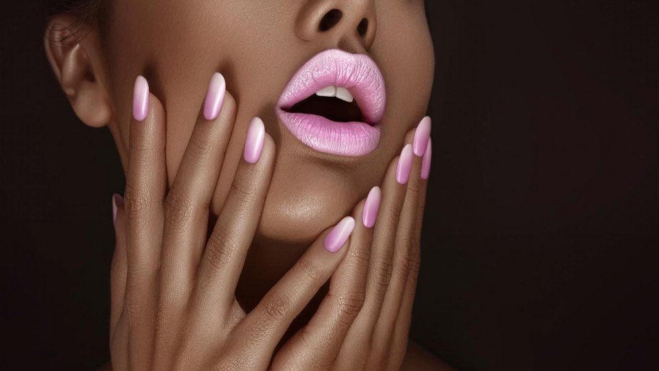 Девушка с маникюром