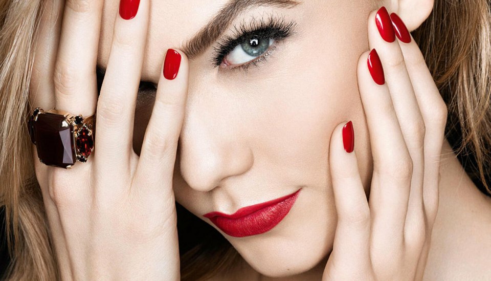 Красивые руки с маникюром