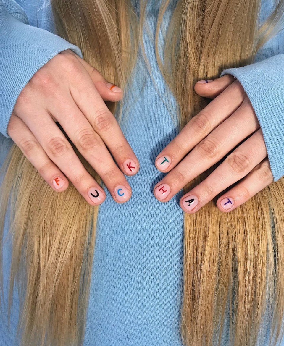 Красивые серьги на девушке