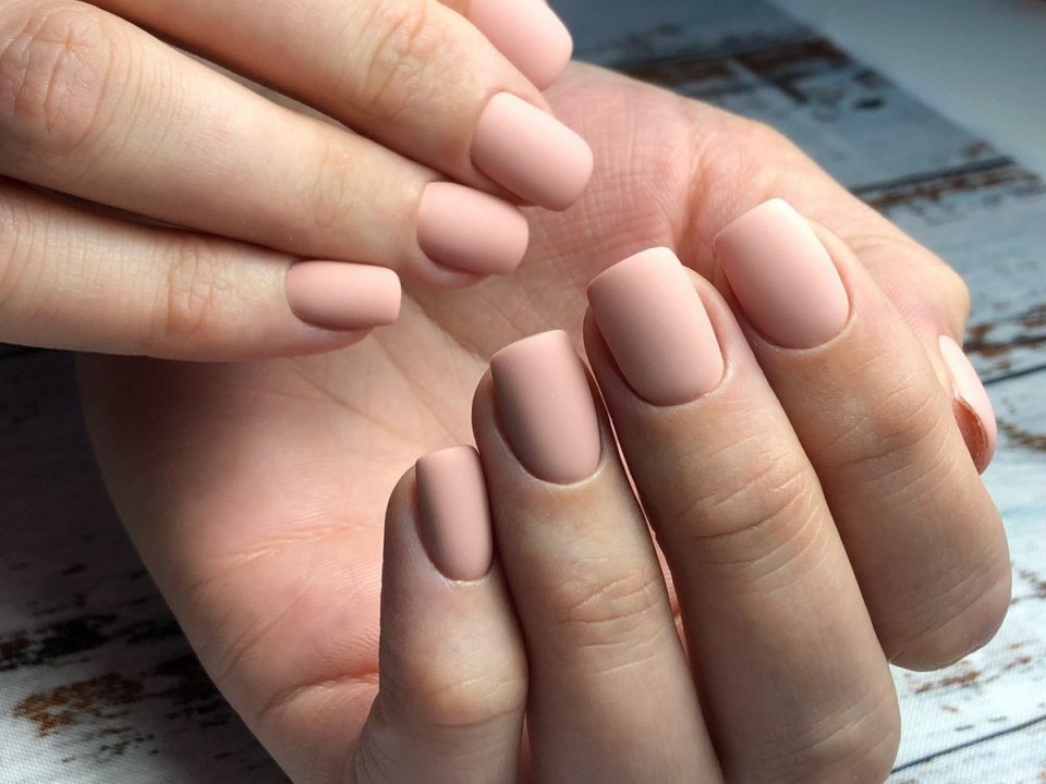 Маникюр бежевый с белым