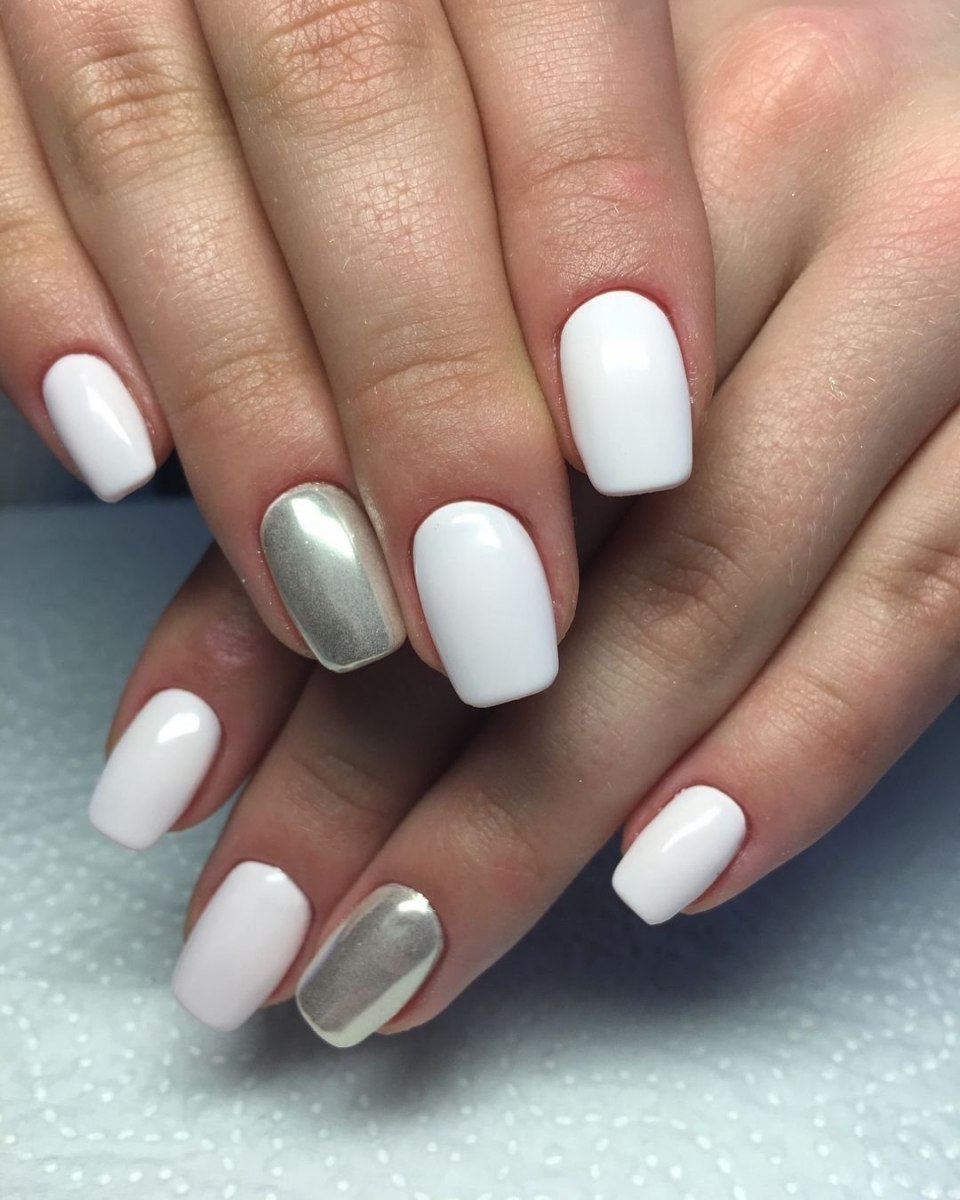 Бело серебристый маникюр