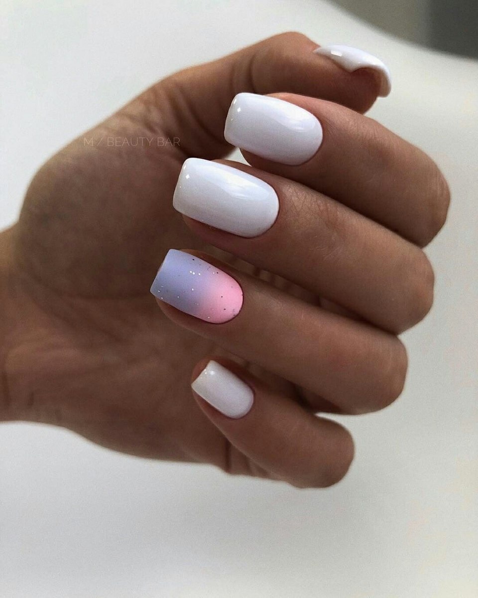 Маникюр с белым Амбрем