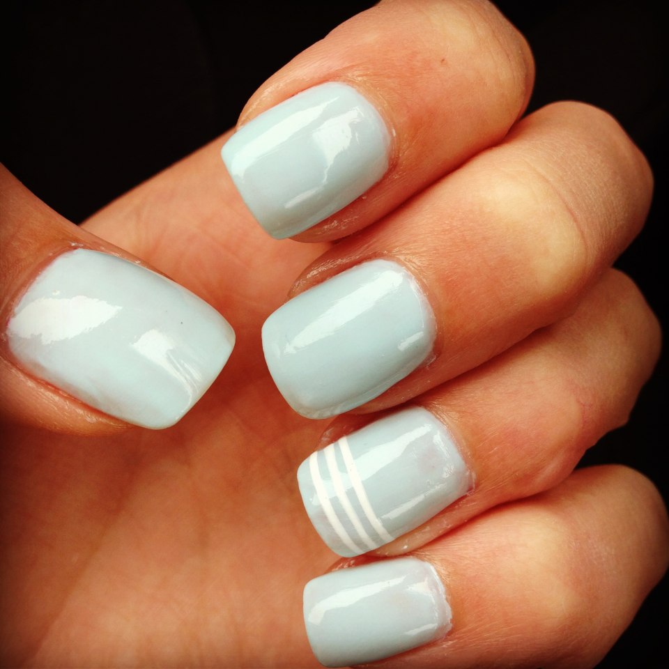 Ногти белые переливающиеся