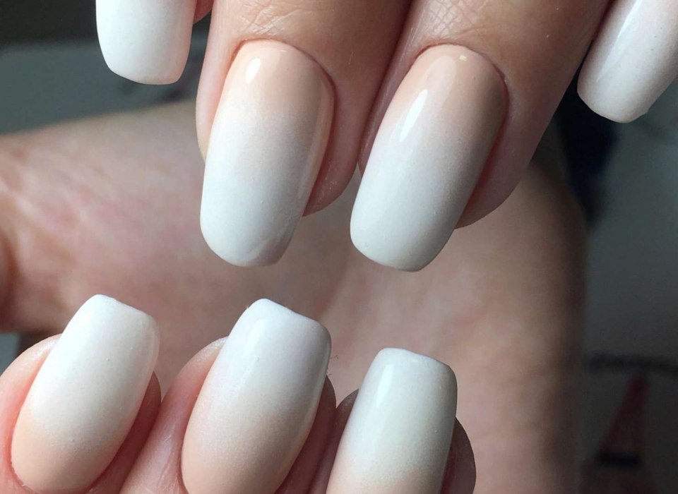 Белый перламутровый маникюр