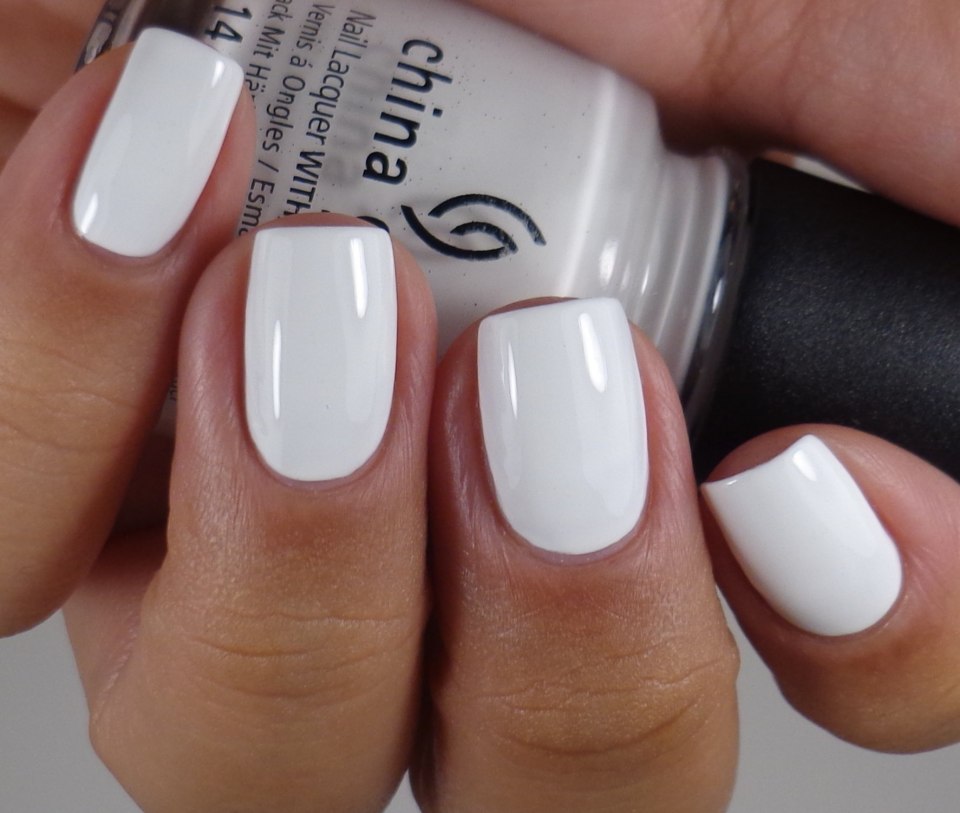 Белый песочек на ногтях