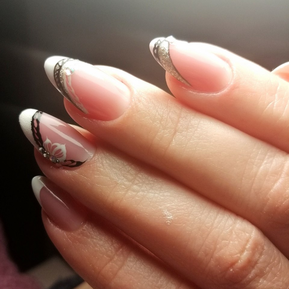 Красивый френч на ногтях 2021