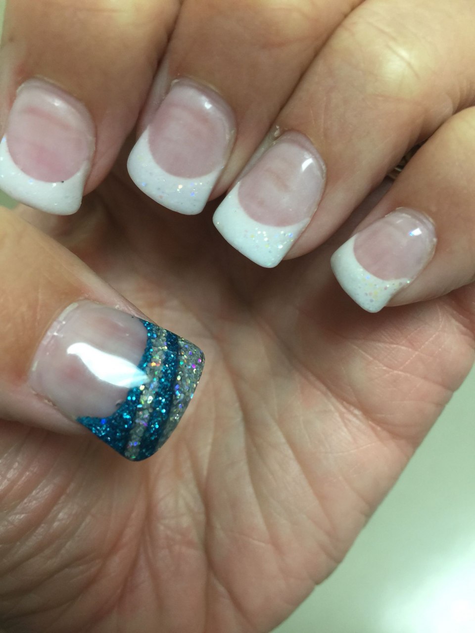 Необычный белый френч на ногтях