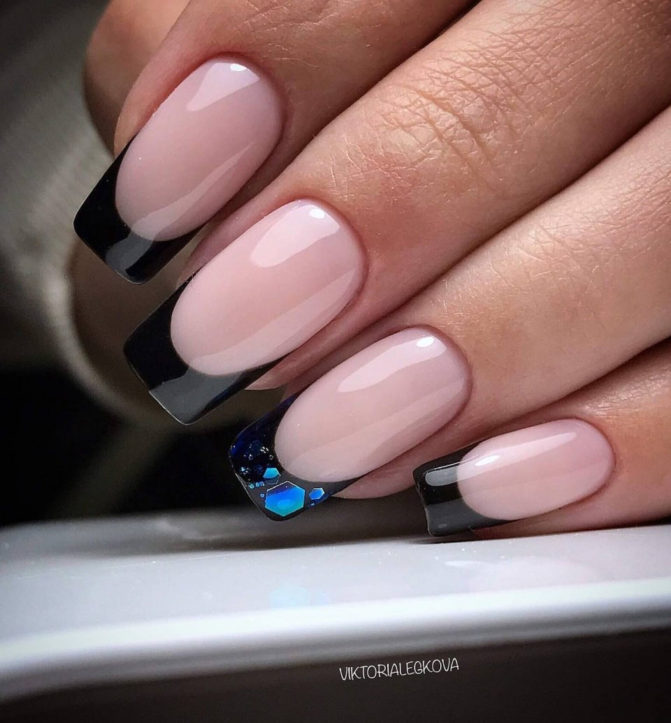 Синий френч на ногтях 2021