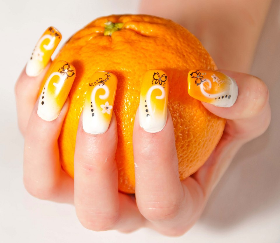 Маникюр с апельсином