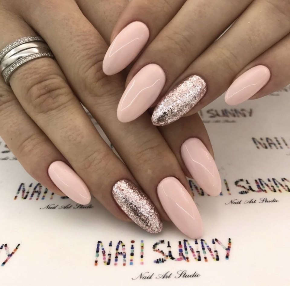 Молочный маникюр с надписями