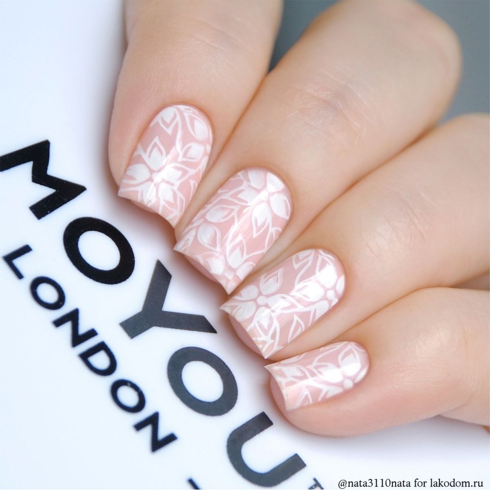 Розовый маникюр