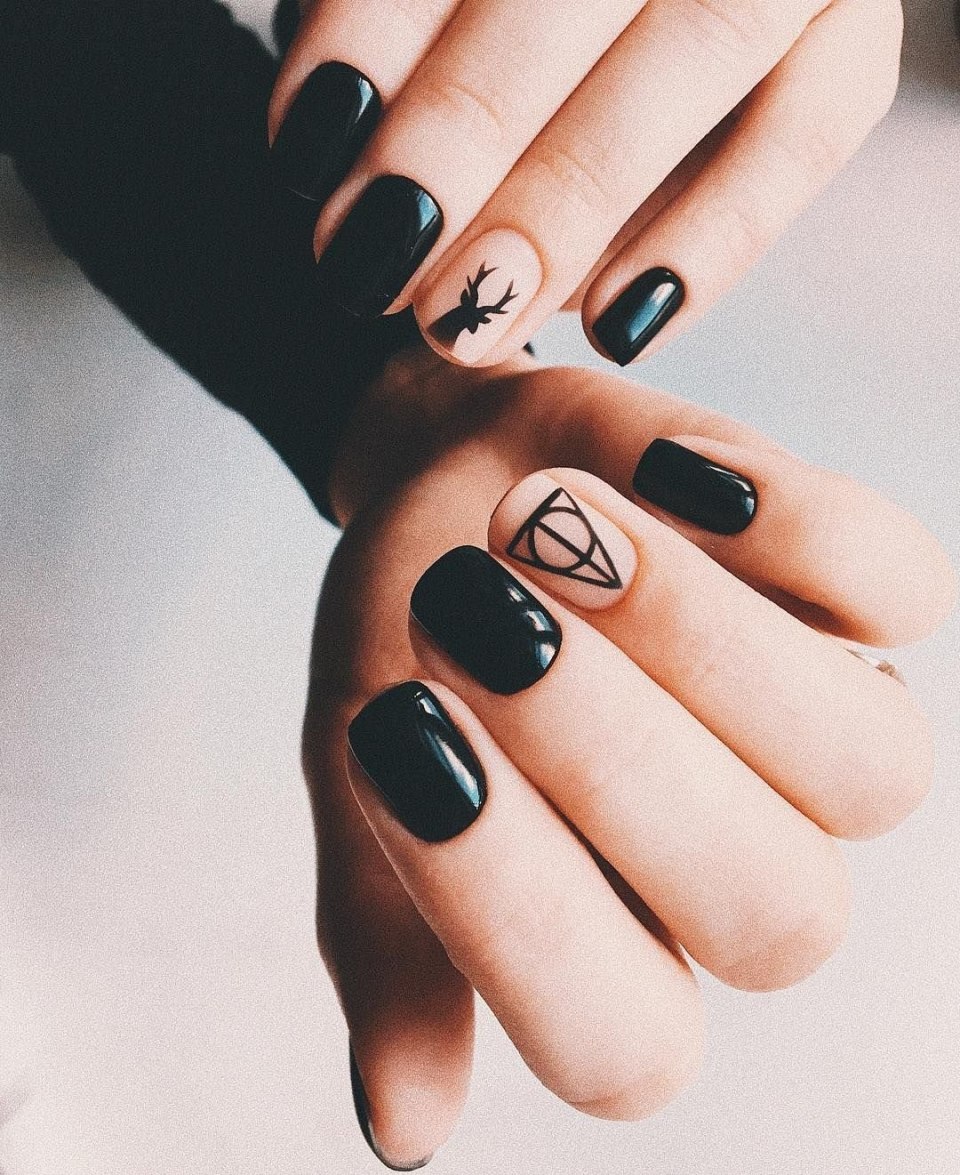 Чёрный маникюр на короткие ногти