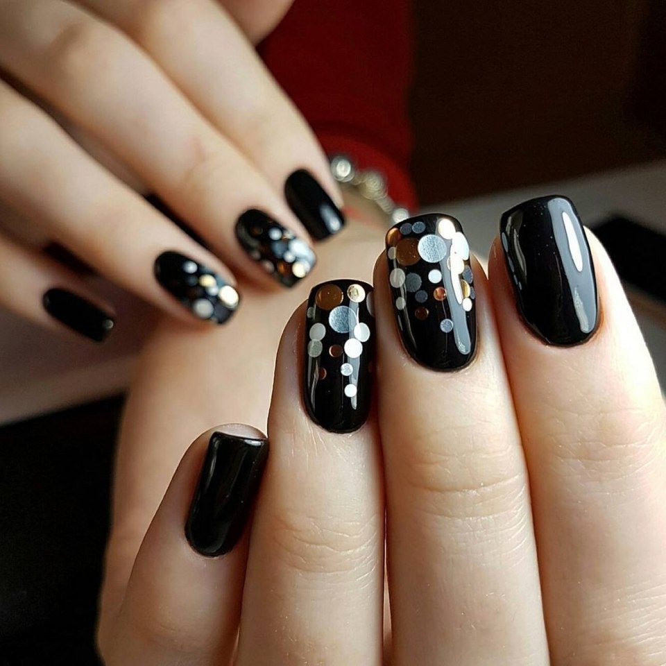 Маникюр на короткие ногти с точками