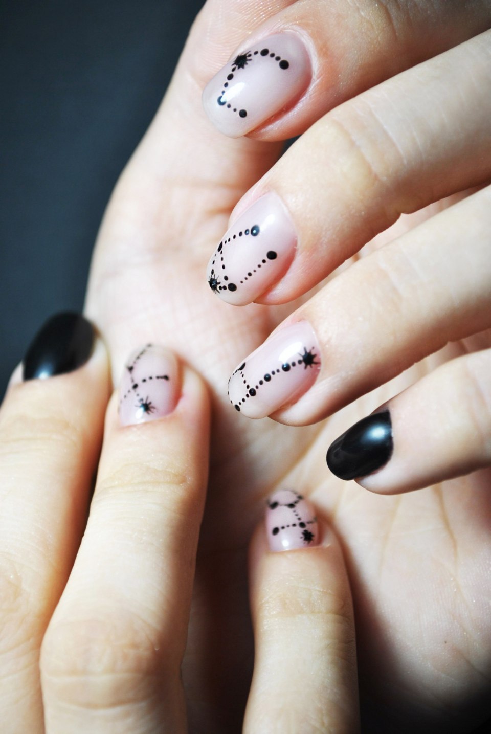 Черно бежевый матовый маникюр