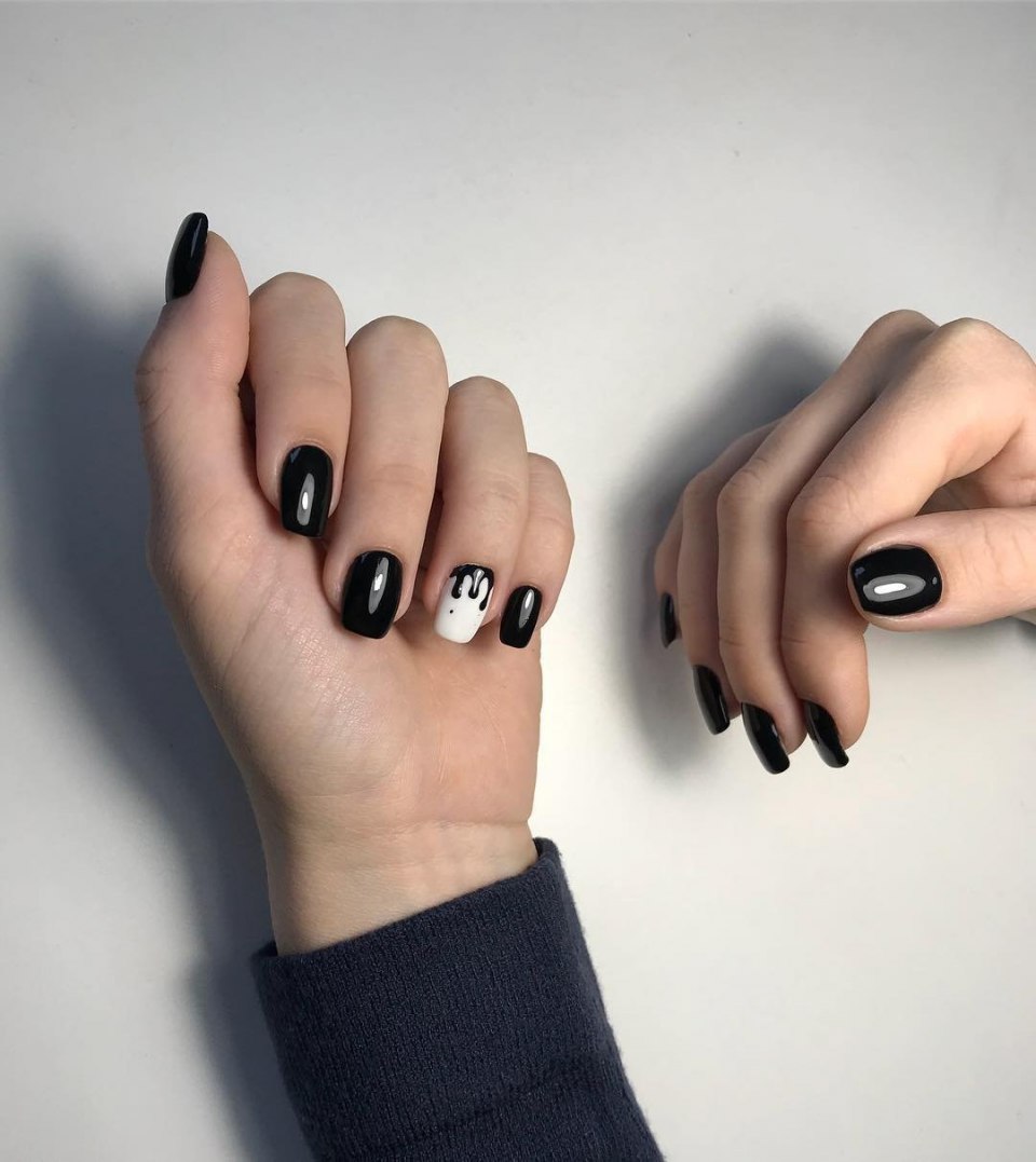 Летний маникюр 2020 на миндалевидных ногтях