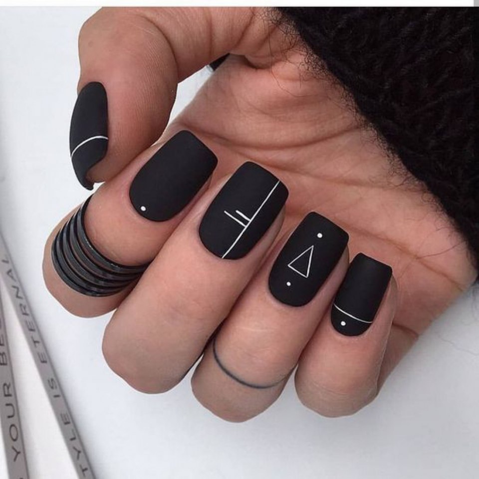 Чёрный маникюр 2021
