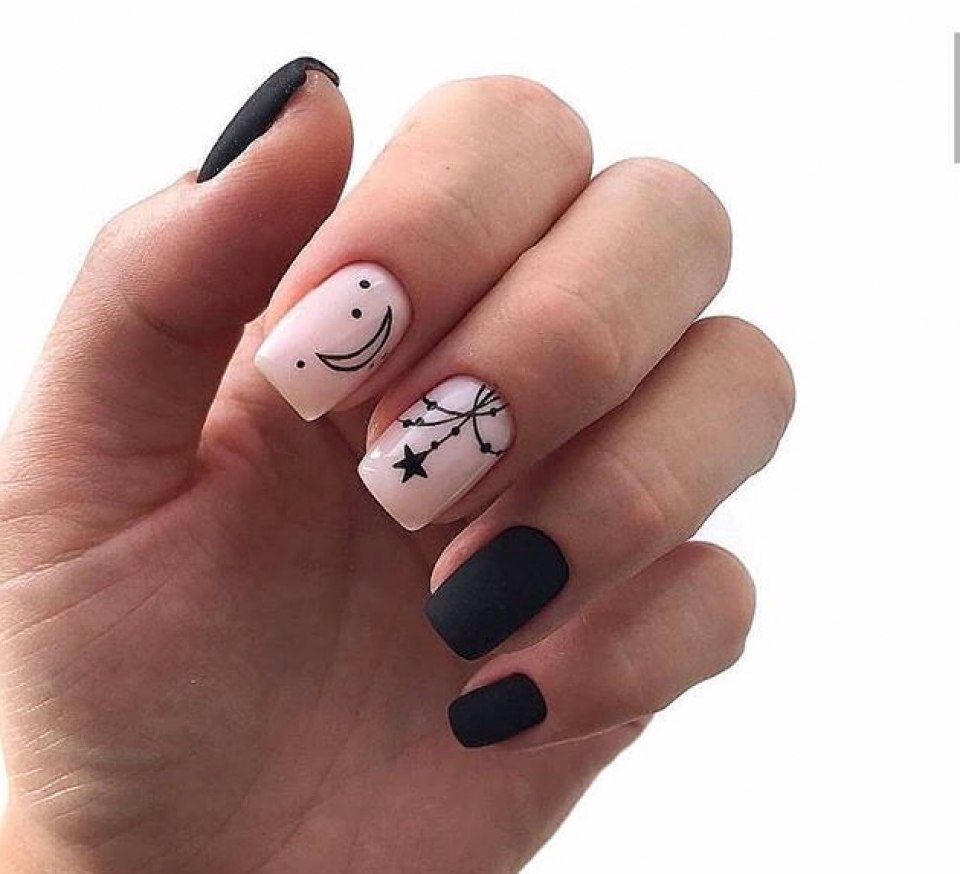 Маникюр с черным лаком