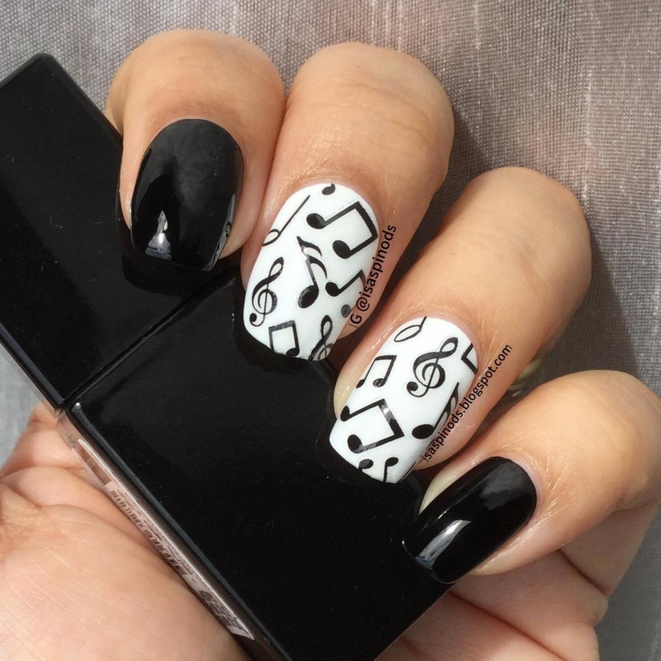 Черные миндалевидные ногти