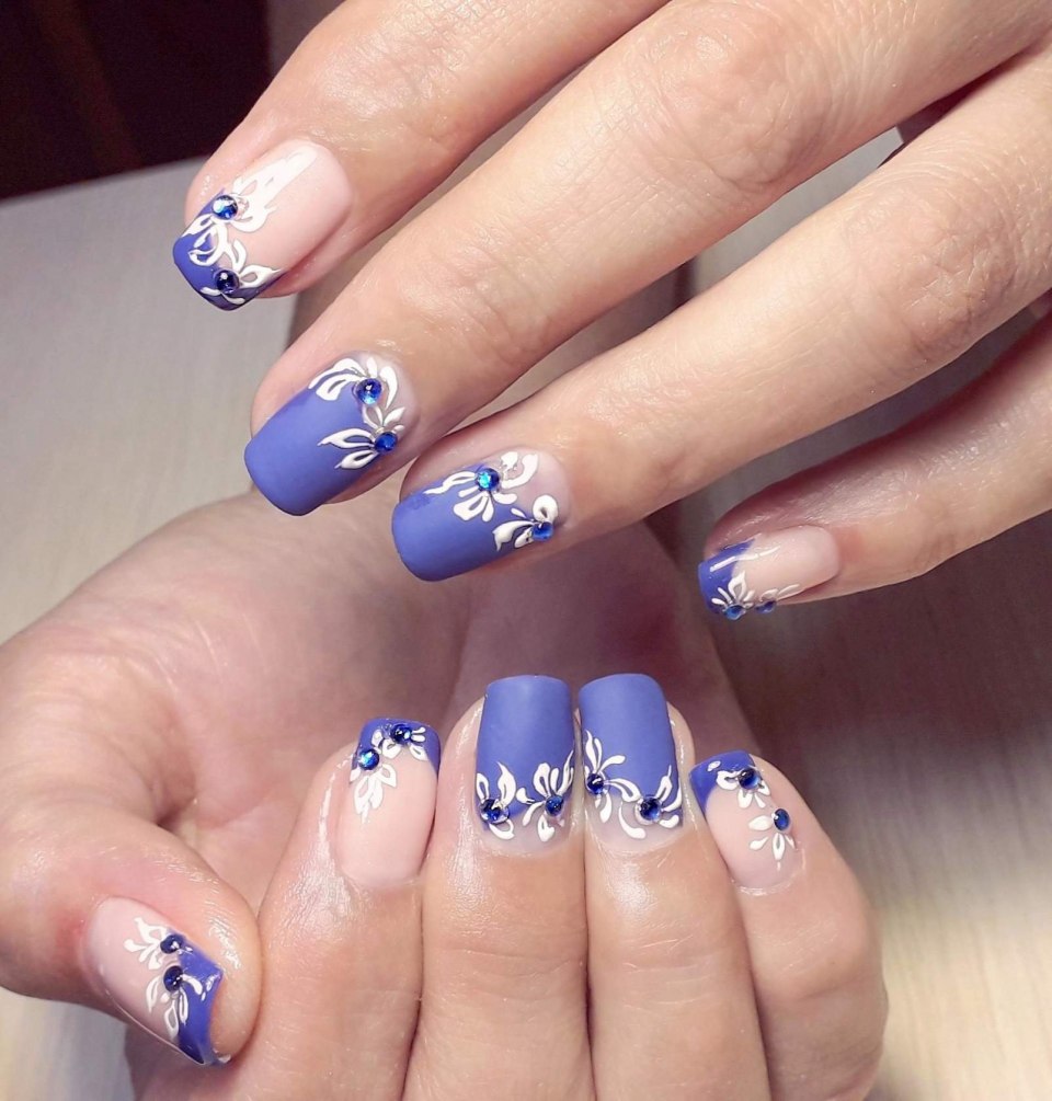 Французский маникюр с голубым рисунком