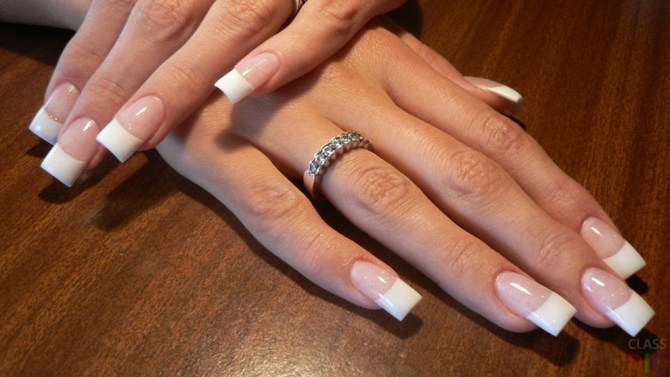 Белый френч на острых ногтях