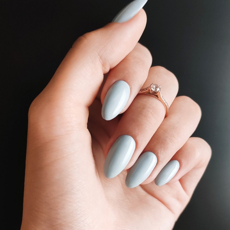 Нежный маникюр на миндалевидные ногти 2021