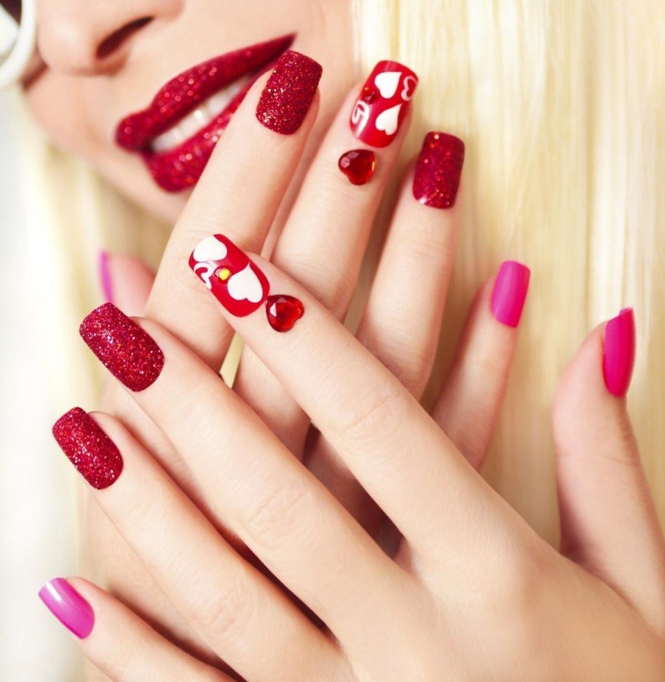 Красивый маникюр с красным лаком