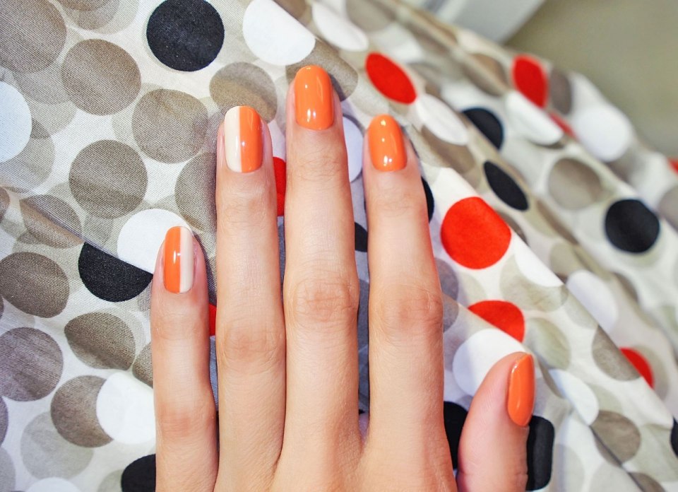 Оранжевый маникюр на море