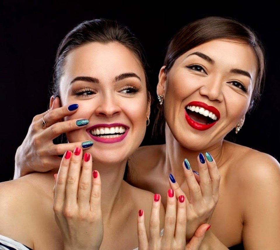 Девушка с маникюром